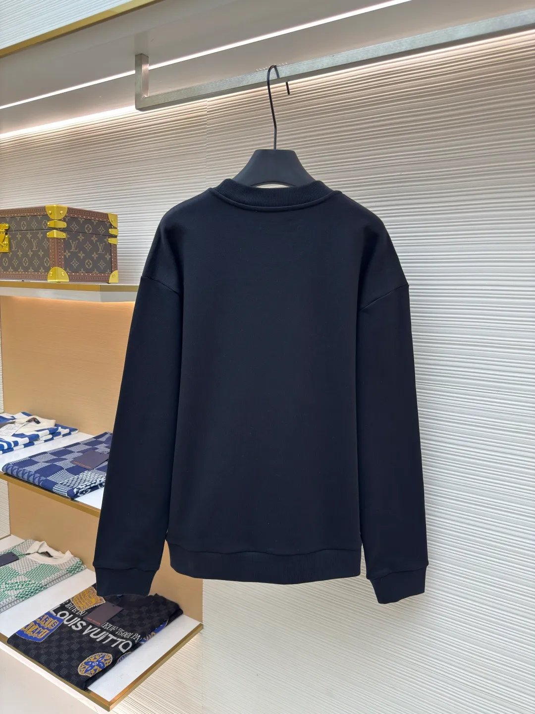 LOUIS VUITTON Obsidian claw diamond sweatshirt ●Authentic product: Purchased and developed for 16700 ●Item number: 1680292-B15 ●Fabric: Double-strand large terry bottom sweatshirt fabric ●Technology: Hand-picked stitch and embroidered chapter production ●Version: Fitted version ●Weight: about 585 grams ●Size: XS-S-M-L ●Description: The fabric is made of cotton 32s double-ply large terry bottom sweatshirt fabric, matched with 26s double yarn 1*1 horizontal machine weaving thread, the front panel is hand-picked and embroidered with an embroidered patch, the patch is made of non-woven material, laser burned to produce the embroidered patch, the outer ring is flat embroidered, and the inside is lined with bead positioning lines, customized elliptical claw drill base, two specifications of flat top drill, 3*7 There are two kinds of square diamonds, 6*6. The diamonds are all made of obsidian high-bright polishing material. The beads are manually mounted on a wooden frame. The beading time for a single piece of chapter reaches 3.5 hours. The overall wiring is straight and delicate, the fabric is comfortable and soft, and the color is consistent without color difference. It can be matched with the same style to create a fashionable look and control various occasions. Customized accessories, complete with three standards, same style for men and women!